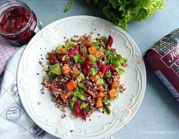 Полить заправкой и перемешать.