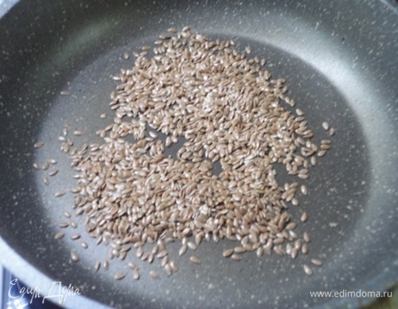 Для придания орехового вкуса семена льна подсушиваем на сухой сковороде.