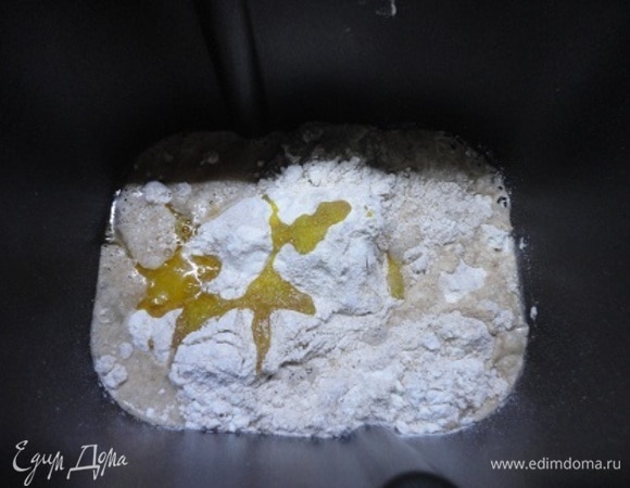 Два вида муки смешиваем и просеиваем. Все ингредиенты, за исключением семян и дрожжей, помещаем в форму для выпечки в указанном в инструкции порядке.