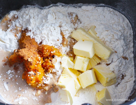 Сахар рекомендую не заменять белым. При желании можно добавить 1 ст. л. цедры апельсина. В чашу хлебопечи загрузить все ингредиенты, дрожжи засыпать в диспенсер. Выставить программу «Тесто — основной».