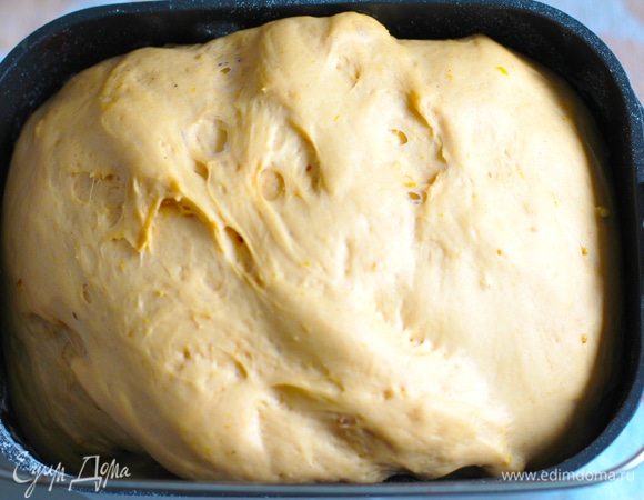 Тесто очень хорошо растет и имеет красивый желто-оранжевый цвет.