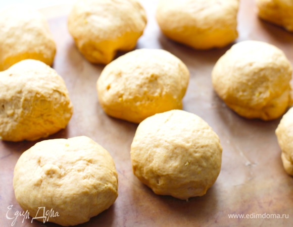 Тесто разделить на 10–13 частей. Я разделила на 11 кусочков по 100 г. Подкатать в шарики и накрыть. Оставить на 10 мнут и приступать к формовке.