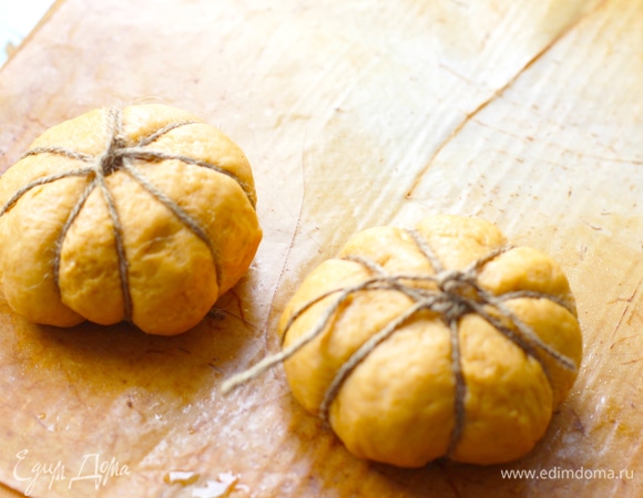 Неплотно обернуть каждый шар кулинарной нитью, смазанной маслом, чтобы она разделила булочку на 8 секций, концы нити завязать. Я вместо нити использовала шпагат.