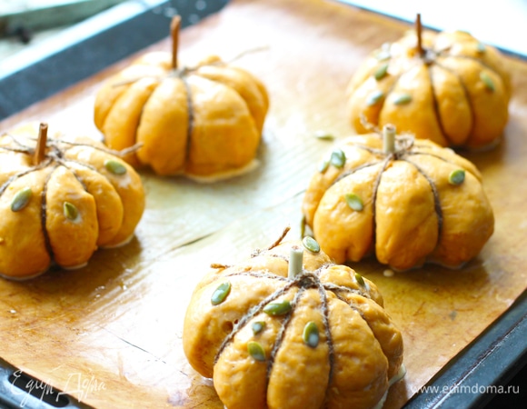 Дать подойти заготовкам под полотенцем около 20 минут. Духовку разогреть до 180°C. В верхушки можно воткнуть палочки из кондитерской сладкой соломки.
