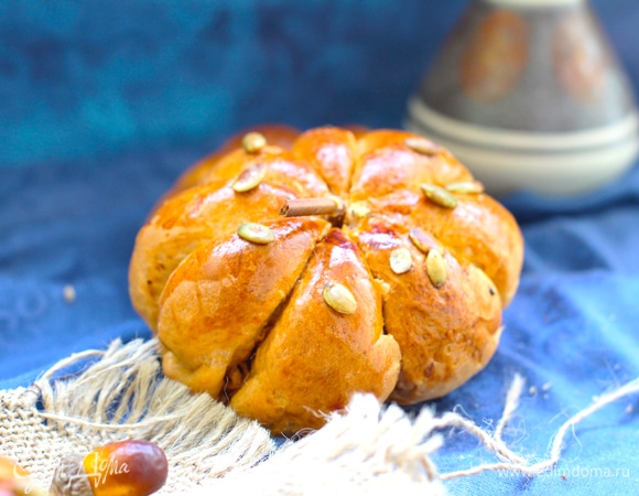 Верх смазать желтком с молоком, посыпать тыквенными семечками по желанию.