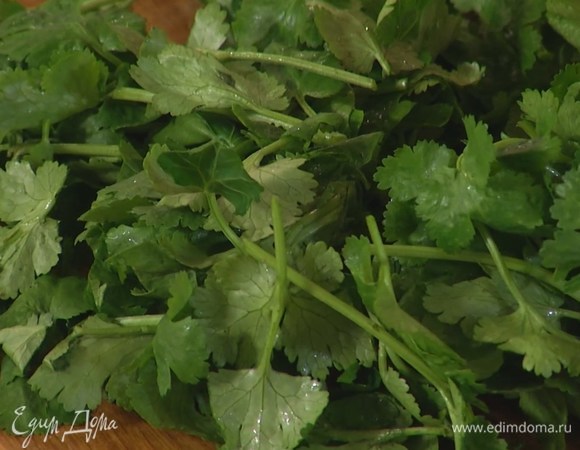 Кинзу, срезав грубые стебли, крупно порезать.
