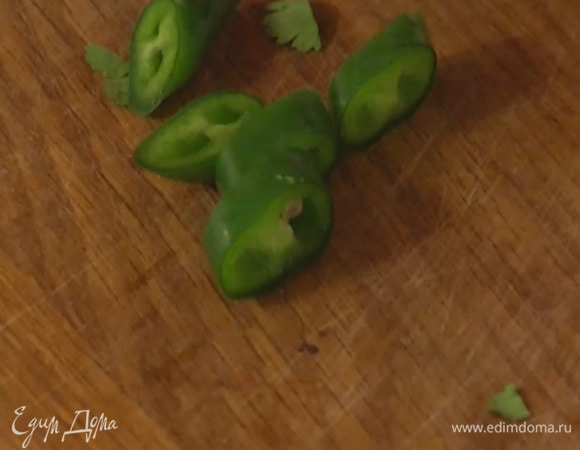 Перец чили крупно порезать.