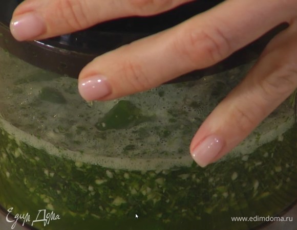 В чаше блендера соединить кинзу, чеснок, каффир-лайм, посолить, влить 100‒150 мл овощного бульона и взбить, затем добавить перец чили и взбить все в однородную массу.