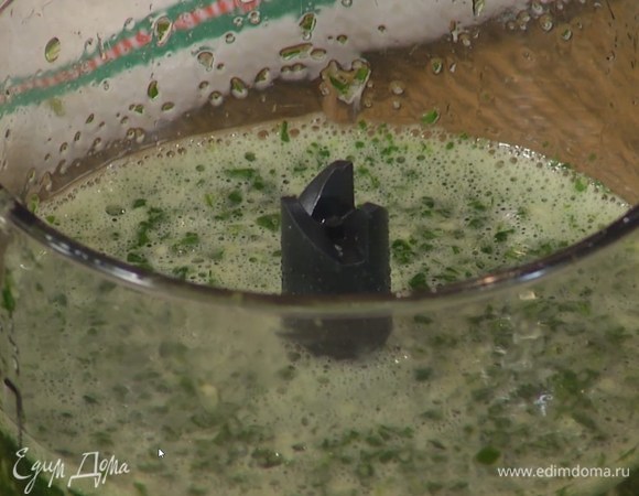 Зеленую смесь вылить в оставшийся овощной бульон.