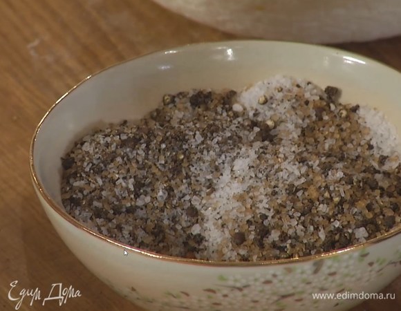 Перец растолочь в ступке, а затем перемешать с сахаром и солью.