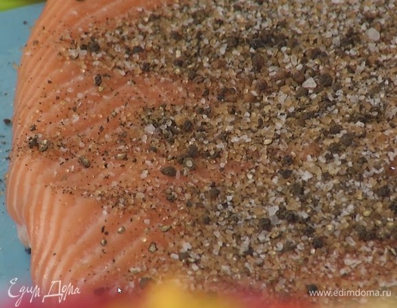 Одной третью получившейся приправы посыпать оба филе семги с той стороны, где нет кожи.