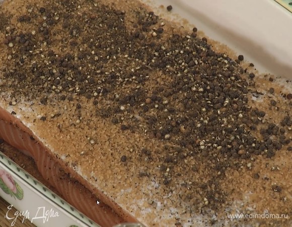 Другой третью приправы присыпать дно жаропрочной керамической формы, выложить одно филе кожей вниз, на него поместить второе филе кожей вверх и посыпать оставшимся перцем с солью.