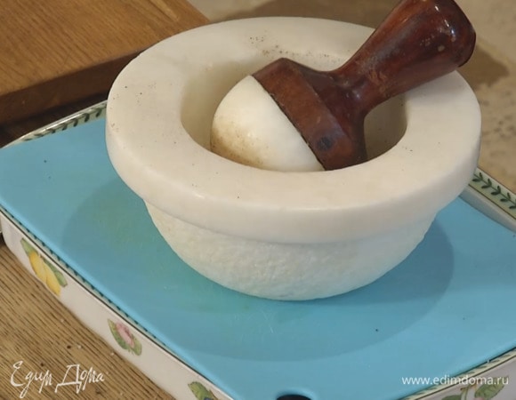 Залить рыбу виски, накрыть пластиковой разделочной доской или тарелкой и поставить сверху груз не меньше полутора килограмм.