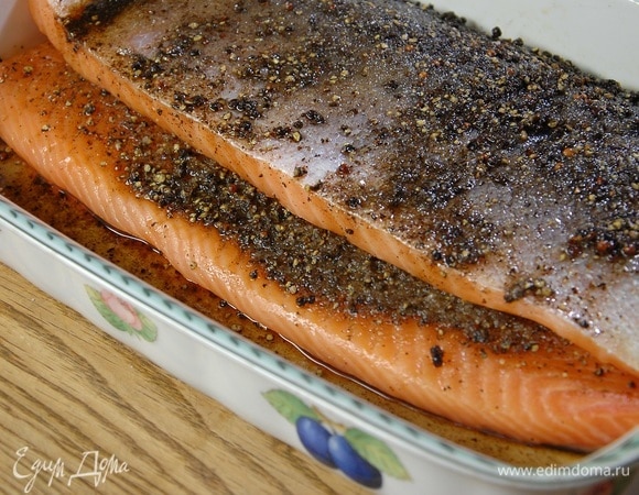 Слить из рыбы всю жидкость, промокнуть бумажным полотенцем и дать постоять еще пару часов.