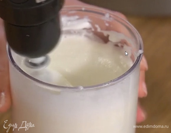 Белки взбить блендером с насадкой-венчиком в пышную массу, затем всыпать винный камень, соль и взбить все в крепкую пену.