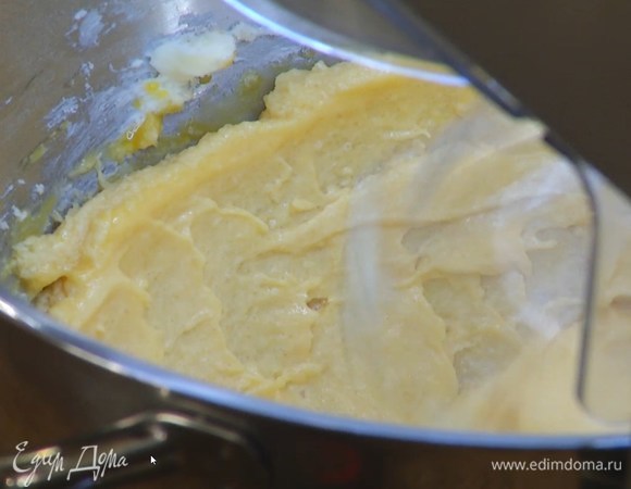 В чашу комбайна выложить 225 г предварительно размягченного сливочного масла и, взбивая на небольшой скорости насадкой-венчиком, небольшими порциями всыпать сахар, затем увеличить скорость и взбивать, пока масса не посветлеет.