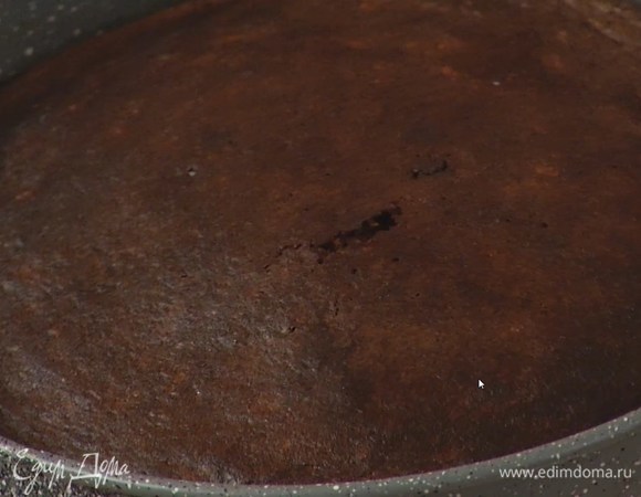 Выпекать пирог в разогретой духовке 30 минут.