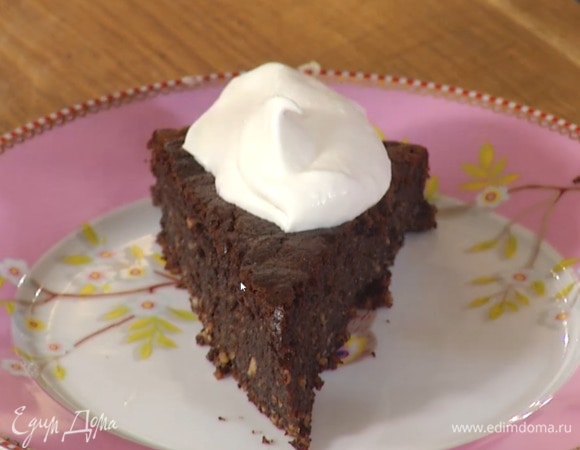 Сливки взбить блендером с насадкой-венчиком и украсить готовый пирог.