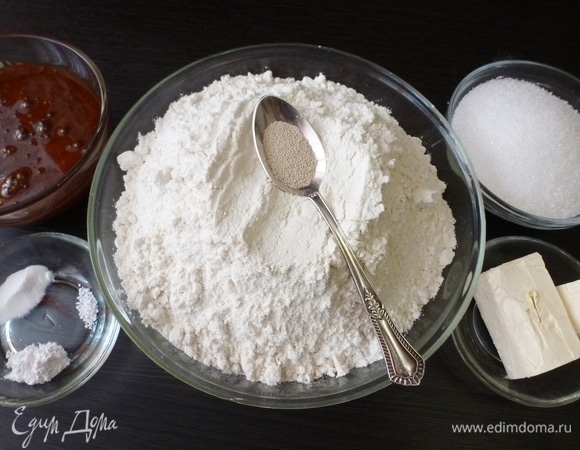 Для коврижки подготовить и взвесить необходимые ингредиенты. Воды нужно 110 мл, из них 70 мл горячей (75°C) для растворения сахара и 40 мл для разбавления меда. В миске растворить сахар в горячей воде (70 мл), добавить мягкий маргарин, перемешать. Всыпать 250 г муки, постоянно мешая. Тесто густое, вымешивать надо минут 7–10. Вот тут я и подключила к работе хлебопечь. В другой миске развести мед с 40 мл воды. Добавить разрыхлитель, соду и лимонную кислоту. Вымешать. Медовая масса будет пузыриться. Муку смешать с дрожжами. Соединить медовую массу с мукой и пряничной смесью и отправить в хлебопечь к сахарному тесту. Муки может понадобиться больше, возможно придется добавить еще 3–4 ст. л., это зависит от меда, если вдруг он будет слишком жидким. Состав пряничной смеси не пишу, если честно, то не помню состав. Я его делала сама, там корица, мускатный орех, душистый перец, кардамон, гвоздика, может еще что. Рецепт можно найти в интернете или приготовить из любимых специй.