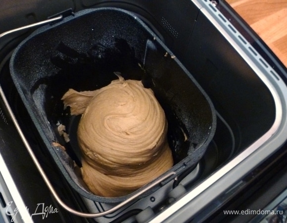 Я выбрала в меню режим 23 для пельменного теста. Сначала тесто было комковатым, неоднородным. На этом фото я соединила в хлебопечи сахарное тесто и медовое тесто.