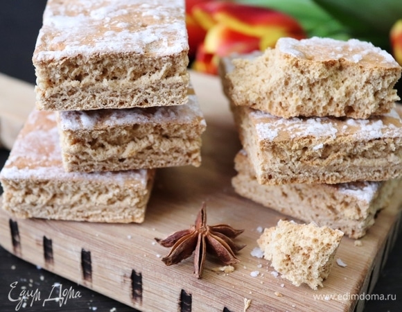 Приготовить сироп из воды и сахара. Смешать все в сотейнике и варить на небольшом огне до растворения сахара. Горячим сиропом полить готовую коврижку. Еще теплой нарезать коврижку на квадратики, структура на фото не особо видна. На разломанном кусочке видно лучше, именно такая коврижка внутри. Хранить коврижку лучше в закрытой посуде.