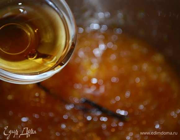 В самом конце добавьте ром (я поставила на режим «Микроволны» 800 Вт на 1 минуту). Разлейте по баночкам.