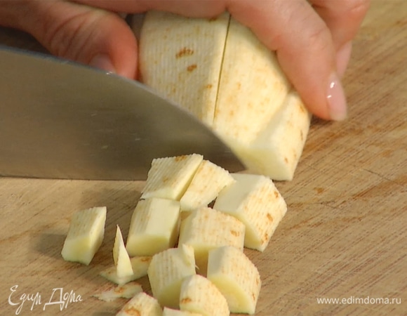 Пастернак почистить и порезать небольшими кубиками.