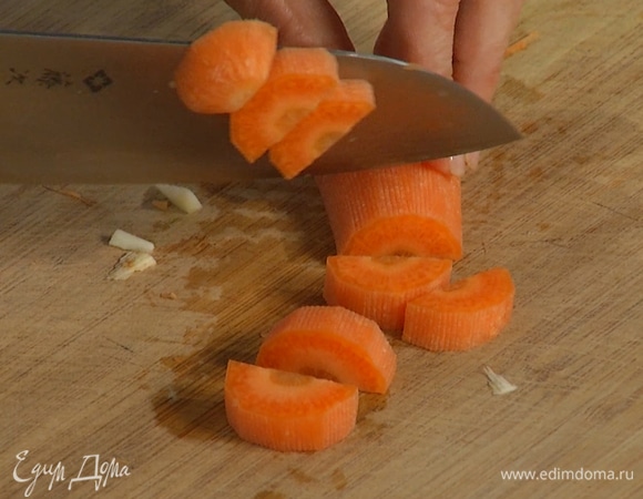 Морковь почистить и нарезать толстыми полукружьями.