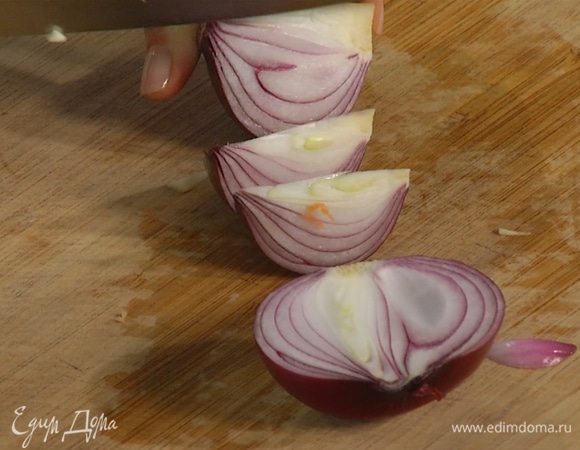 Красный лук почистить и разрезать на дольки.