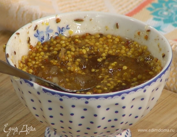 Приготовить заправку: варенье соединить с растительным маслом и горчицей, влить уксус, добавить тмин, имбирь, соль и перец, все перемешать.