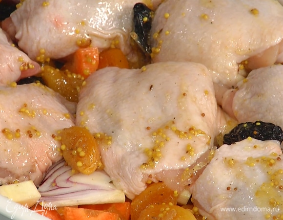 Получившейся заправкой полить овощи и смазать со всех сторон кусочки курицы.