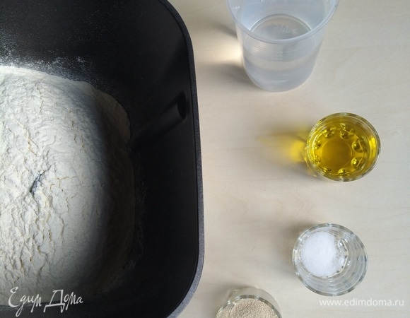 Самой первой в форму для выпечки засыпем муку.