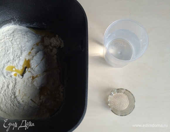 Затем соль, сахар и оливковое масло.