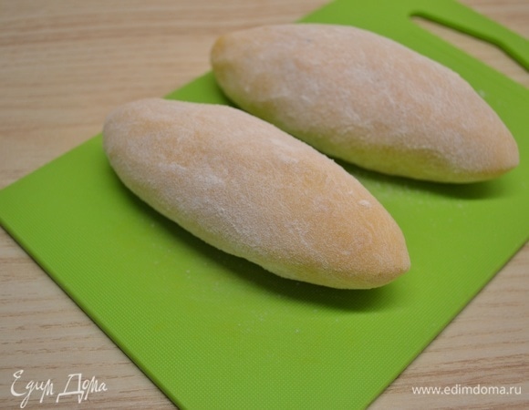 Из 2 столовых ложек пюре сформировать лепешку. В середину положить 1 ст. л. начинки. Сформировать зразы. Тесто можно посыпать мукой, чтобы не липло к рукам.