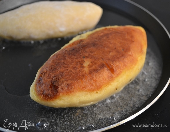 Обжарить зразы с двух сторон до золотистости.