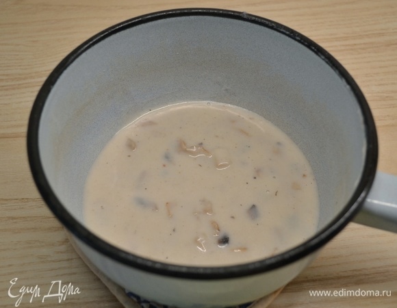 Для соуса грибы нарезать на небольшие кусочки, слегка обжарить, добавить 1 ст. л. без горки муки, перемешать и добавить растительное молоко, вместо молока можно использовать просто воду или овощной бульон. Размешать, посолить и добавить мускатный орех. Проварить на небольшом огне около минуты, если соус очень сильно загустеет, можно добавить еще жидкости.