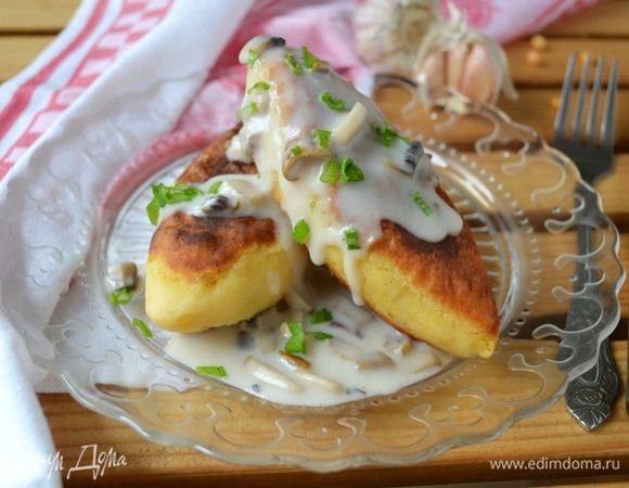 Полить зразы соусом и посыпать зеленью. Приятного аппетита!