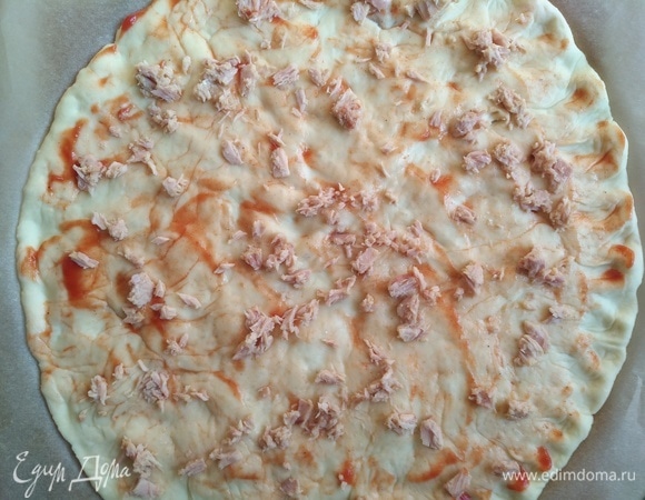 Затем выкладываем начинку, первый идет тунец.