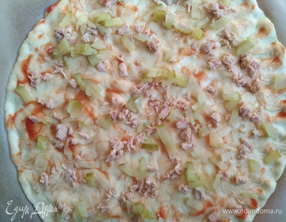 Затем маринованный огурец.