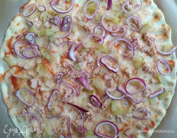 Следом кольца красного лука.