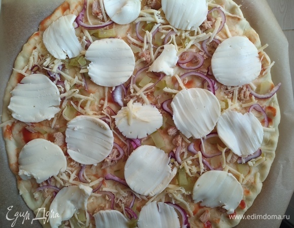 Немного твердого сыра и моцареллы. Сверху посыпаем сушеным чесноком и орегано. Отправляем в разогретую духовку на 10–15 минут.