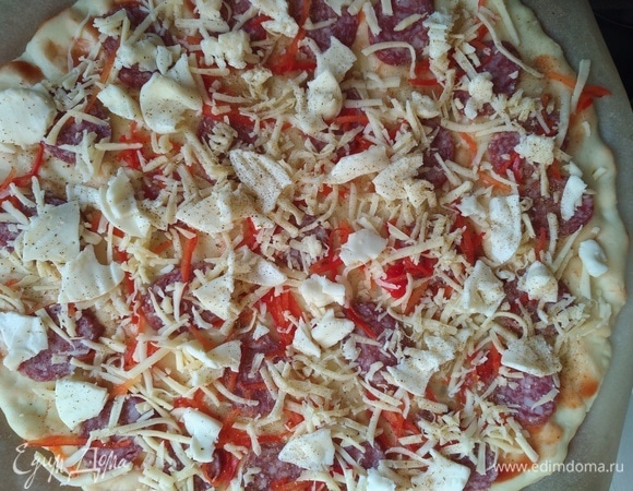 Затем — сладкий перец, твердый сыр, моцареллу и немного орегано. Отправляем в разогретую духовку на 10–15 минут.