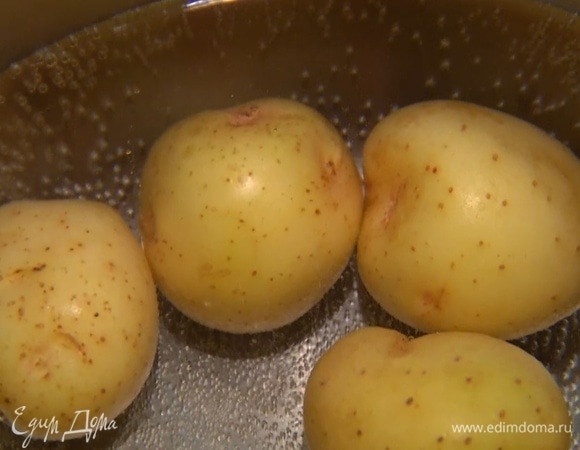 Картофель отварить в мундире, нарезать на ломтики вместе с кожурой.