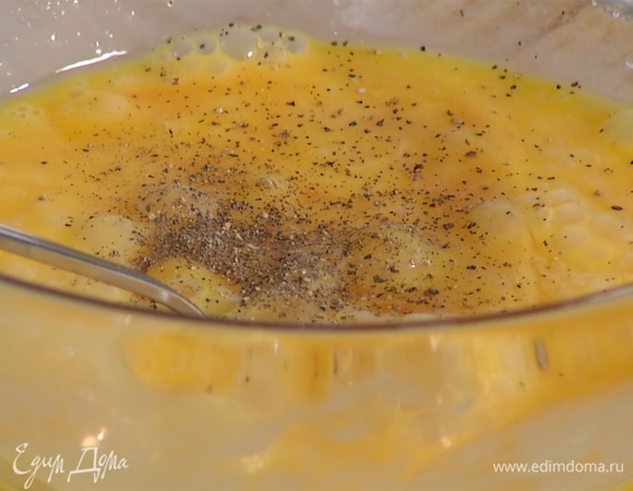 Яйца взбить в однородную массу, посолить, поперчить и влить в сковороду.