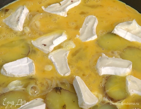 Козий сыр нарезать ломтиками, выложить на фриттату.