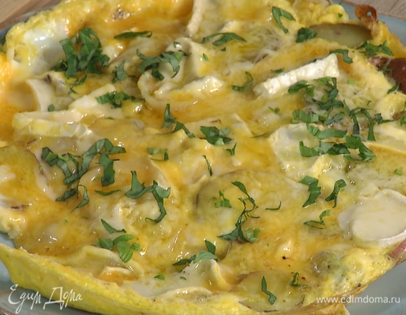 Листья базилика измельчить и посыпать готовую фриттату.