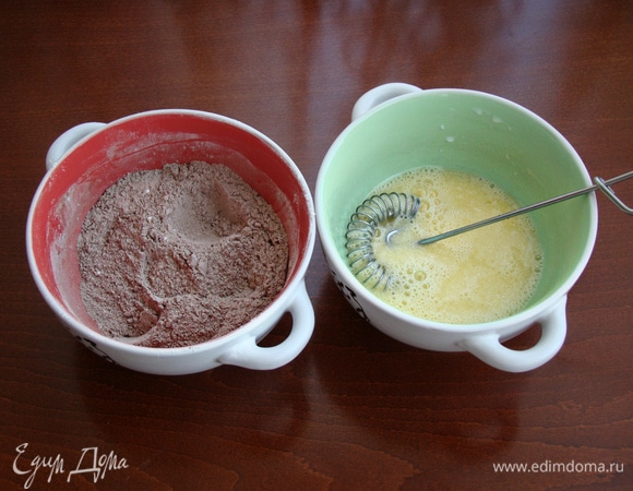 В одной миске смешать все сухие ингредиенты: муку, сахар, разрыхлитель, какао-порошок и ванилин. В другой миске смешать молоко, яйцо и растительное масло.