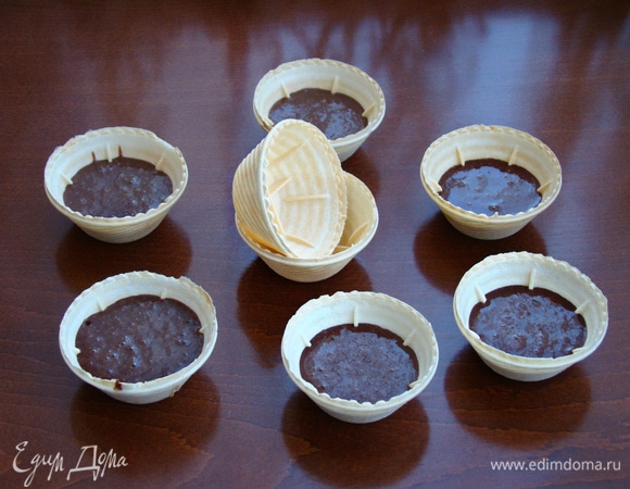 Смешать содержимое обеих мисок до однородности и разложить в формочки для мафинов или капкейков (у меня готовые вафельные формочки).