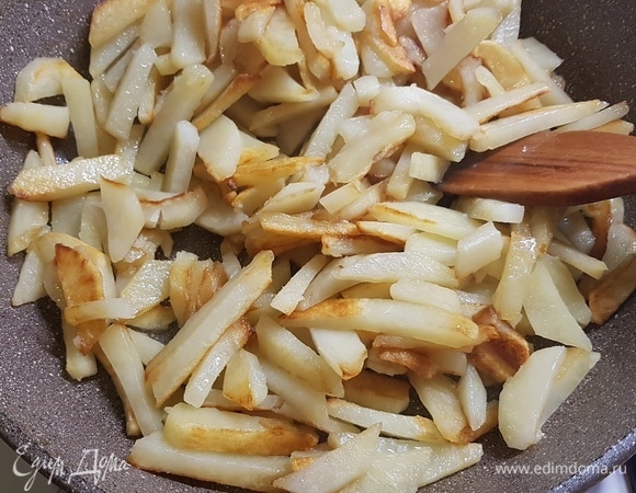 Сначала нужно пожарить картошку, т. к. она дольше всего готовится. Картофель очистить и нарезать кубиком или дольками (кому как нравится). Поджарить на растительном масле, посолить.