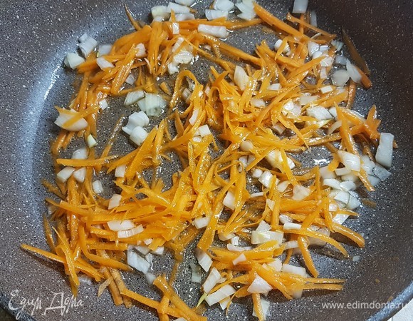 Морковь натереть на крупной терке, лук нарезать мелким кубиком. Обжарить на растительном масле до золотистого цвета.